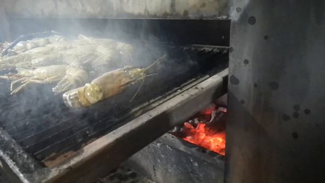 Тигрові креветки смажені у хоспері. Тигровые креветки жареные в хоспере. смотреть онлайн