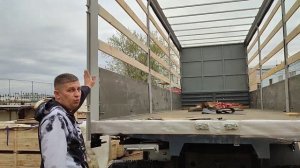 Китайский грузовик оборудовали тентом-каркасом с механизмом сдвижной крыши