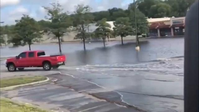 Chasing Hurricanes | Navigating the Storm: MyRadar Hurricane Series (2020) смотреть онлайн