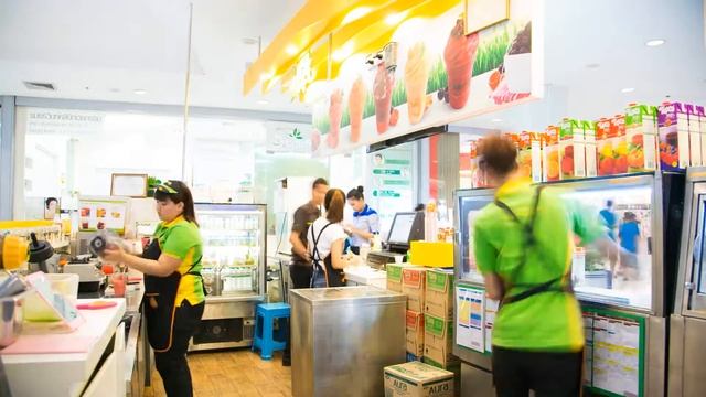 Timelapse. Education intern, preparing smoothie in Bangkok смотреть онлайн