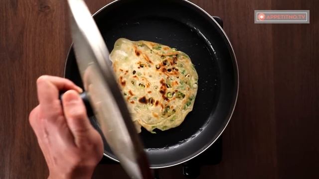 Немного теста и пучок зеленого лука утолят любой аппетит. | Appetitno.TV смотреть онлайн