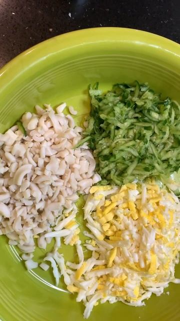 "Эксклюзивный рецепт: Кулинарное искусство с кальмарами, варенными яйцами и свежими огурцами" #food