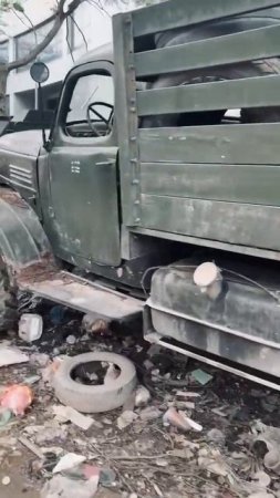 Old Soviet ZiL-157 still working in Hanoi. Xe tải zil cũ của Liên Xô làm việc tại Hà Nội #shorts