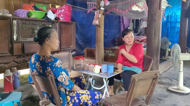 Ms. Tuyet held the divorce papers for her biological mother to keep смотреть онлайн