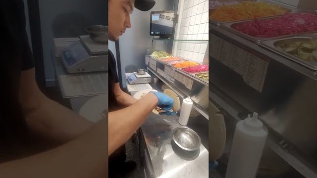 Готовим шаурму в лаваше и в пите #shawarma #шаурма #шаверма #döner #shorts #youtubeshorts #youtube смотреть онлайн