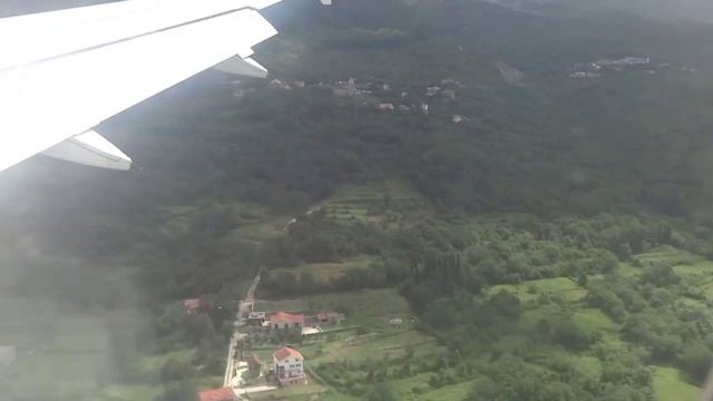 Большая алюминиевая птица клюет Черные Горы (Montenegro, Tivat, aeroport)