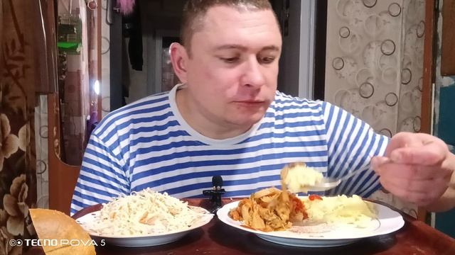 мукбанг/обжор/пюре картофельное,тушёная капуста с мясом,овощной салатик из редьки/