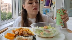 Мукбанг Wok с креветкой, салат с апельсиновым соком, овощами и креветками, онигири и лимонад #обжор