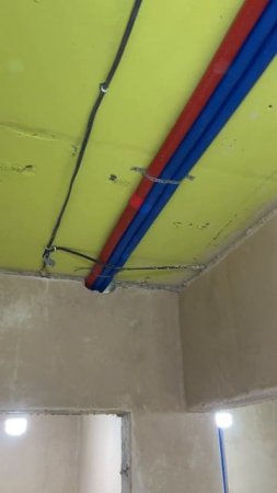 Идеальное решение: разводка труб водоснабжения по потолку