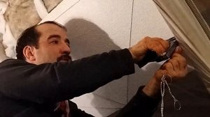 Как можно крепить пенопласт/пеноплекс к потолку с помощью обрезков линолеума ♂️