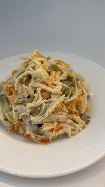 Салат "Обжорка"с курицей (рецепт в комментариях)#рецепты#салаты смотреть онлайн
