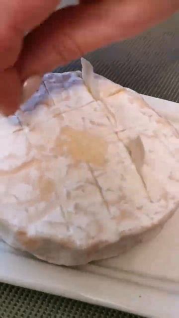 Запеченный Камамбер, запеченный сыр, жареный сыр #сырручнойработы #фермерскийсыр #камамбер #жизнь