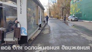 Новые островки асфальта на Череповецкой улице в средине дороги вдоль 10.11.2024 года.