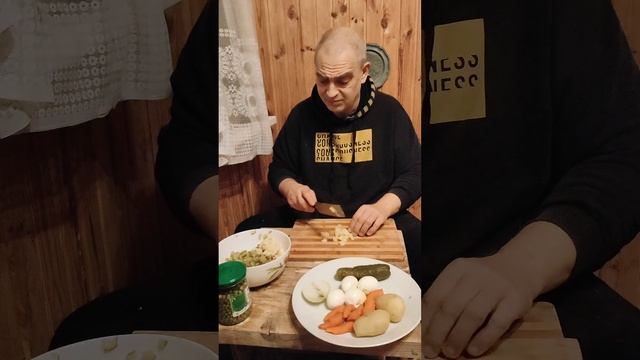 салат оливье с жареной колбасой #Оливье #салатОливье #салат