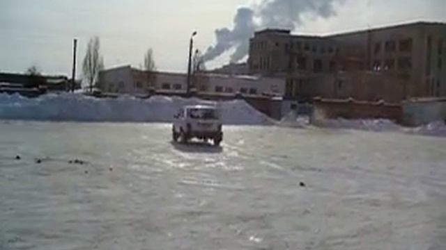 Lada NIVA rotation (КИЕВ 7.02.2010 НИВА "полицейский разворот") смотреть онлайн