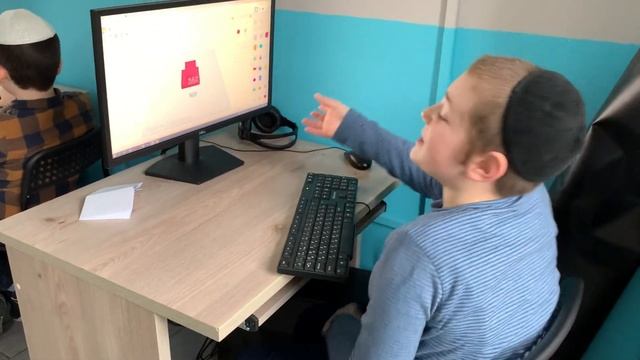 На уроке по 3D моделированию в петербургской еврейской религиозной школе для мальчиков "Ешива", 202