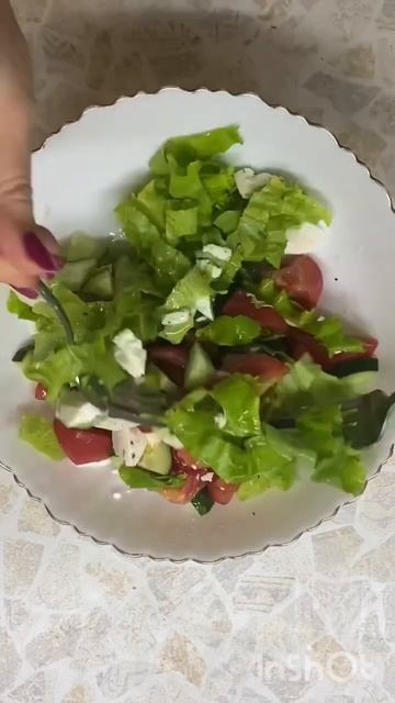 Салат греческий, фета, помидоры и огурцы с бальзамическим крем соусом #shorts смотреть онлайн