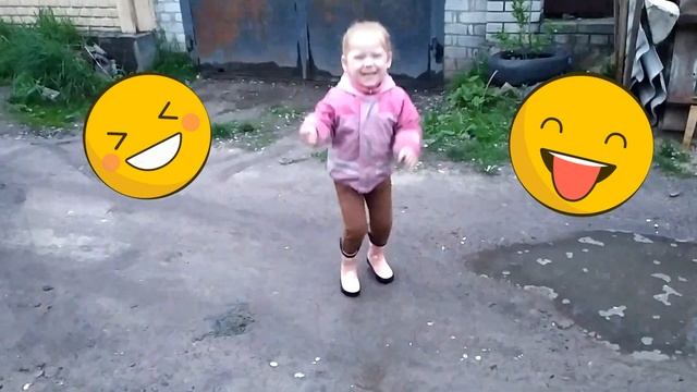 Ника решила погулять под дождем и попрыгать по лужам смотреть онлайн