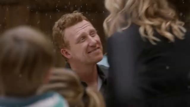 Grey's Anatomy 17x17 / Kiss Scenes — Owen and Teddy (Kevin McKidd and Kim Raver) смотреть онлайн