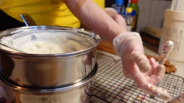 White Chocolate Dipped Pretzel Rods смотреть онлайн