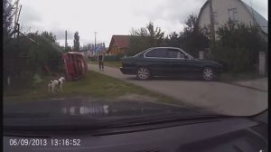 Переворачиваем кузов BMW E30 при помощи BMW E34 для снятия запчастей и сдачи в металлолом.