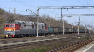Локомотив ВЛ80с-323 с бустерной третьей секцией-большая редкость