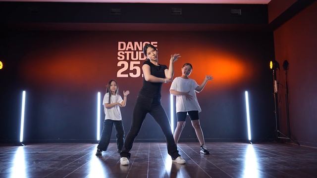 K-Pop KIDS. Choreographer: Deniz || Dance Studio 25.5