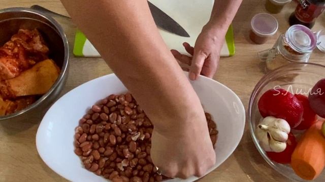 Фасоль со свининой в брусничном маринаде.  Много овощей и вкуснейший соус.