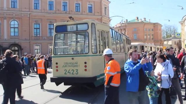 Трамвай ЛМ-68М и другие вагоны на ретропараде в Санкт-Петербурге 21 мая 2022 смотреть онлайн