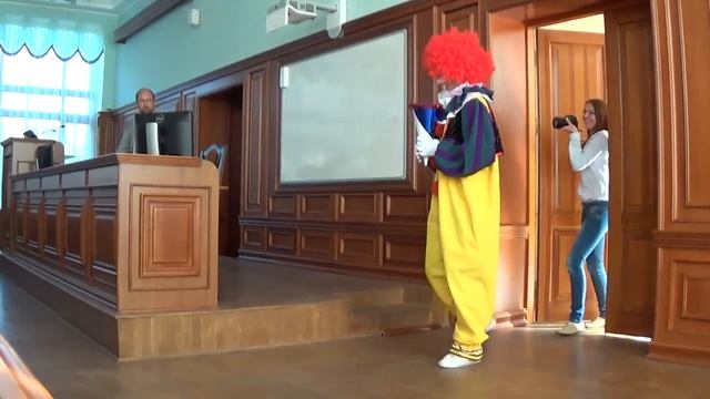 КЛОУН ИЗ МЕТРО ЗАШЕЛ НА ПАРУ К СТУДЕНТАМ смотреть онлайн