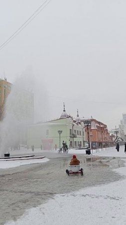 Зима, фонтан, мужик в ванной. Центр Екатеринбурга сегодня