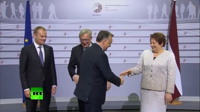Wird die EU von einem Alkoholiker geführt? Juncker trifft Orban. смотреть онлайн