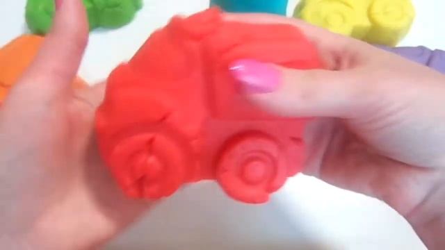 Учим цвета на английском языке играем с Плей До и формочками грузовичок Лепим из Кинетического Песк смотреть онлайн