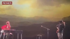 Билли Айлиш поцеловала украинский флаг во время концерта
