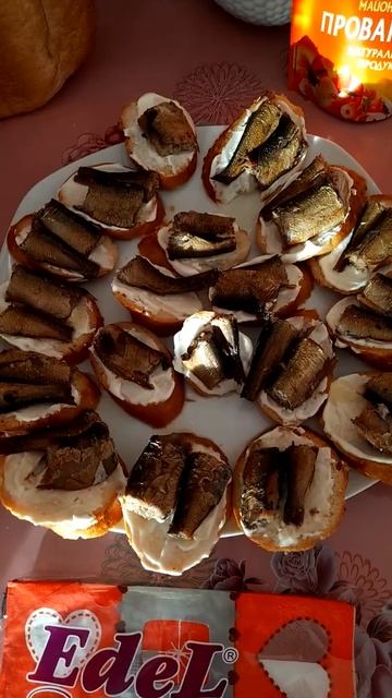 Бутерброды с шпротами, очень вкусно. смотреть онлайн