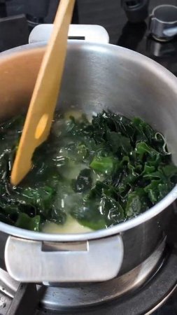 Creamy Seaweed Soup: A Rich and Flavorful Delight! 🌊🥣