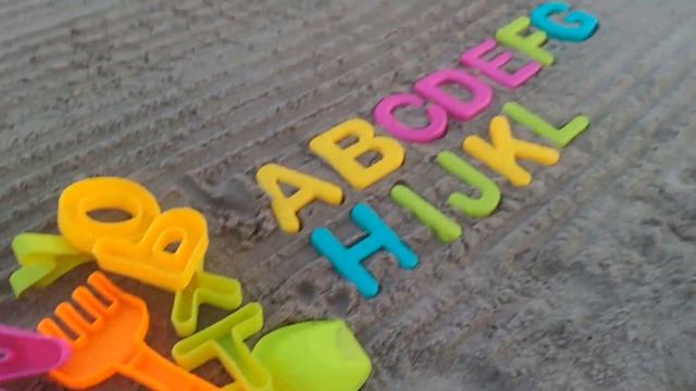 Английский алфавит для детей. Играем с буквами на песке