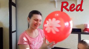 Учим Цвета на Английском языке с малышами, надуваем с мамой Воздушные шарики. Видео для детей