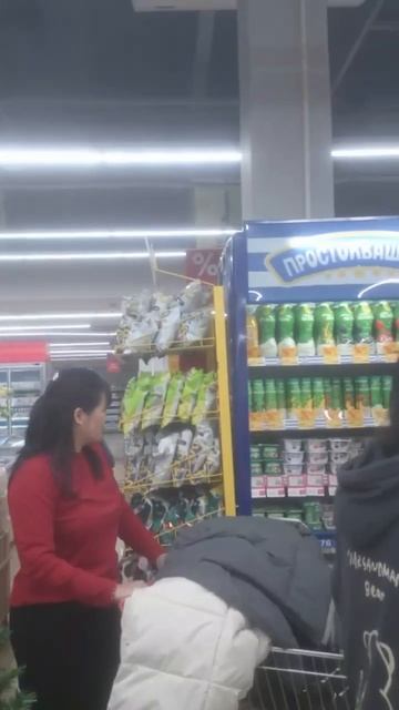 Китайские гости.  Доброжелательные  приветливые.Выбирают  сувенирыПитер магазин  китайцы