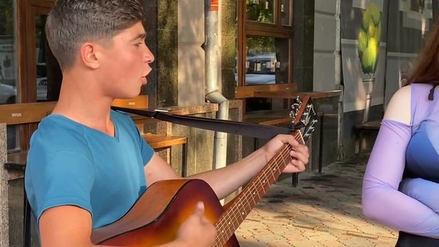 Циганський музикант Вова з гітарою по вулицях міста смотреть онлайн