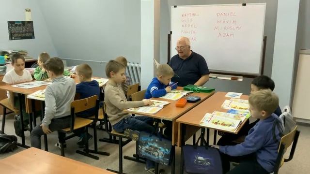 младшие школьники на занятии с Джорджем