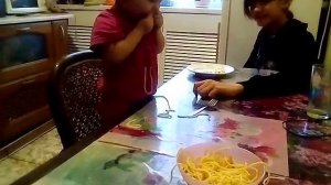 Ребенок кушает макароны