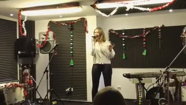 Виктория Ефремова первое выступление,через два месяца обучения. Школа вокала For Voice смотреть онлайн