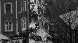 Список Шиндлера (1993)Девочка в красном..