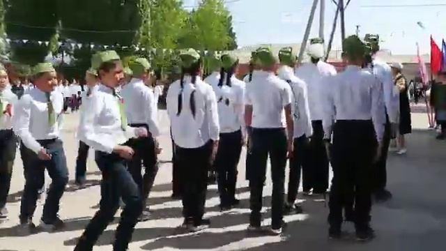 29 апреля 2022 г. Подготовка к майским праздникам в школе гимназии N 3 города Талас Кыргызстан. смотреть онлайн