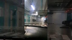 Сложный заезд на парковку ЦУМа ??