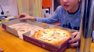 НАСТЮ ОГРАБИЛИ! Заказали ПИЦЦУ в дом Соня и Настя ОДНИ ДОМА!!! Для детей KIDS CHILDREN!)