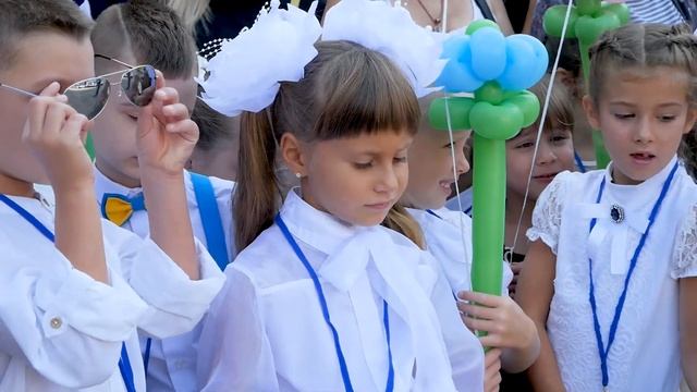 Первый звонок в гимназии 144 г. Харькова. Свято першого дзвоника. смотреть онлайн
