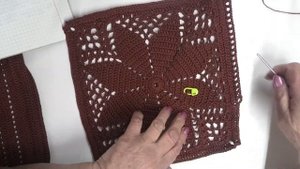 В этом году в моде вязаная сумка с узором квадратный мотив