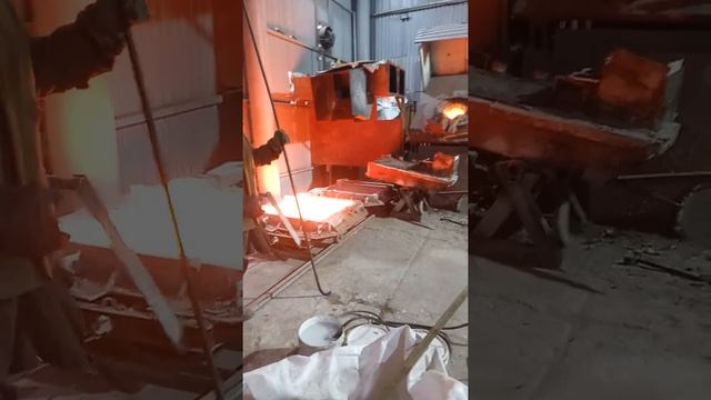 Слив расплава меди в анод смотреть онлайн